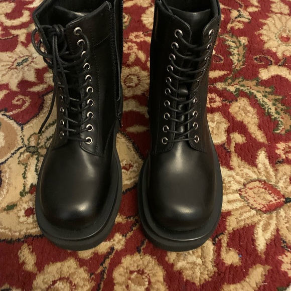 Women boots - Picture 1 of 9